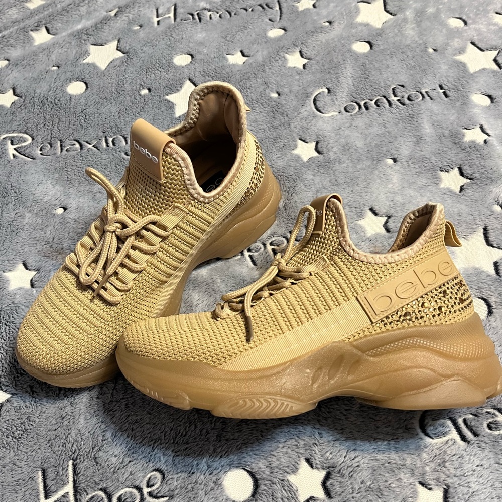 NIB Bebe Analia Sneaker
